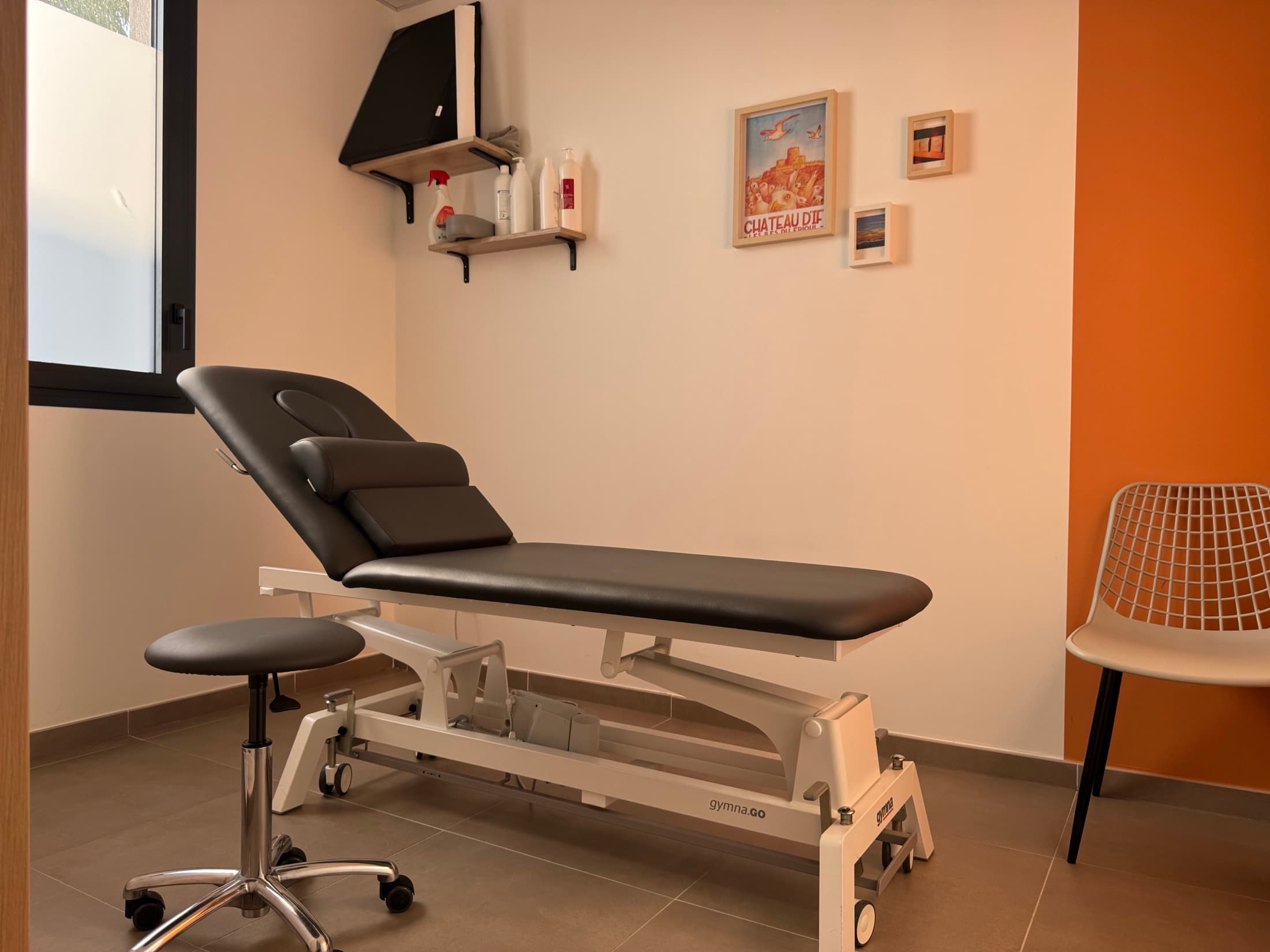 Salle de soins de kinésithérapie avec table de traitement
